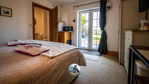 阿贝尔格莱Conwy Pen Cefn Farm Holiday的一间卧室设有一张床和一个滑动玻璃门
