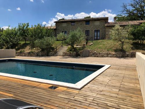 瓜尔多卡塔内奥Agriturismo Sant'Angelo holiday farm的房屋前的游泳池