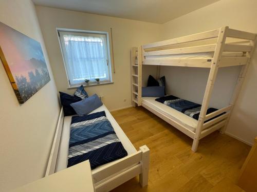 萨默贝格Ferienwohnung Hochriesblick的客房设有两张双层床和一扇窗户。