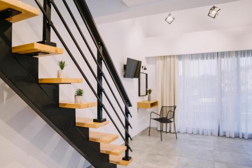 利迈纳里亚BLUE STONE Luxury Suites的楼梯,房子里,有客厅