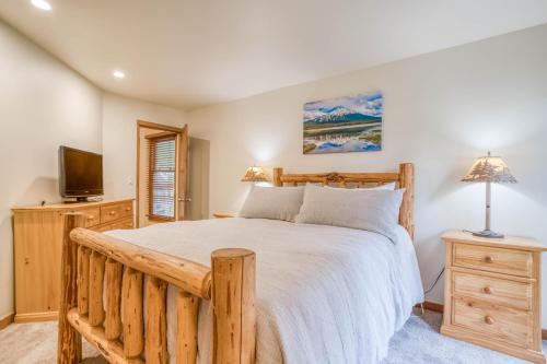 本德Ski House 155的一间卧室配有木床和电视