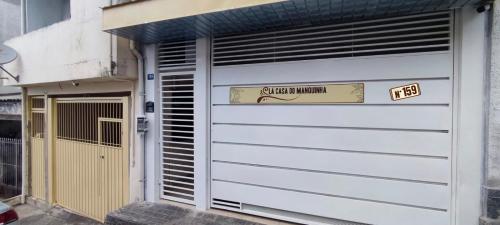 瓜鲁柳斯Lá Casa do Manguinha的带有南市场标志的车库门