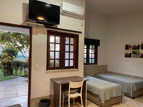 卡诺格布拉达卡诺阿住宿酒店的客房设有1张床、1张桌子和1台电视。