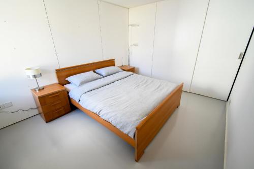 泰内罗Splendido appartamento a due passi da Locarno的一间小卧室,配有床和床头柜