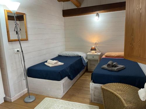 奥罗塞伊Villetta Santa Maria的小房间设有两张床和一盏灯