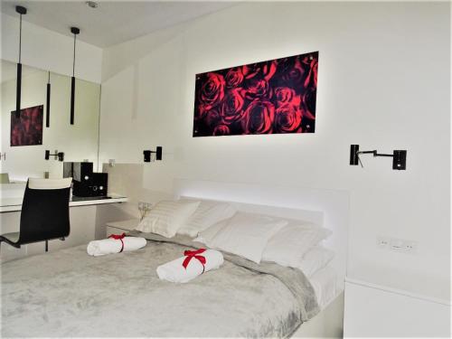 耶莱尼亚古拉Apartament Cieplicka的一间卧室,床上有红色玫瑰