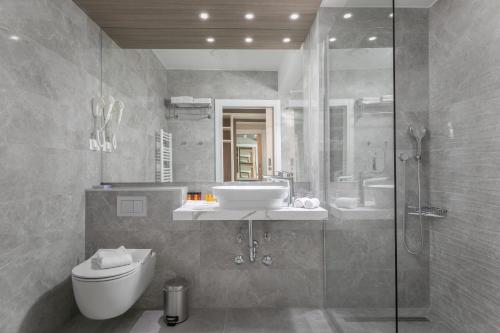 马卡尔斯卡Hotel Antonio的一间带水槽、卫生间和淋浴的浴室