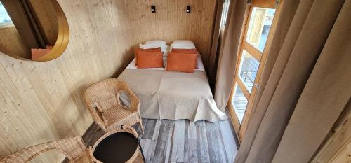 弗加尔巴卡Marinan Richters的小房间设有床和窗户