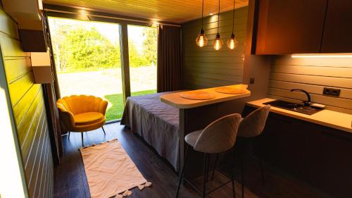 VihtraKääraPesa的小房间设有一张床和一个带水槽的厨房
