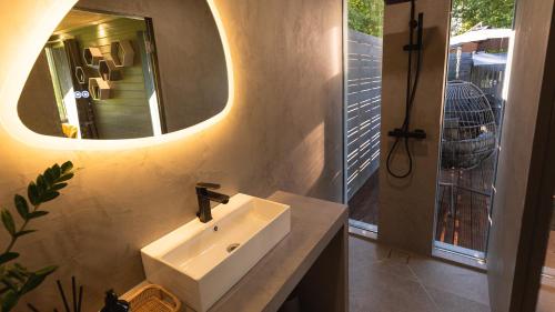 VihtraKääraPesa的一间带水槽和镜子的浴室