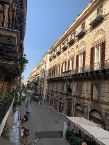 巴勒莫Bonorum Santa Sofia的城市中一条空荡荡的街道,有建筑