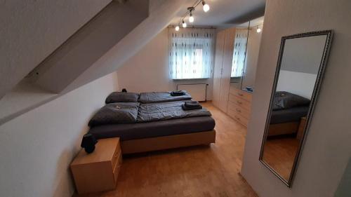 泰尔格特Ferienwohnung Onkel Willi的一间卧室配有一张床和一面大镜子