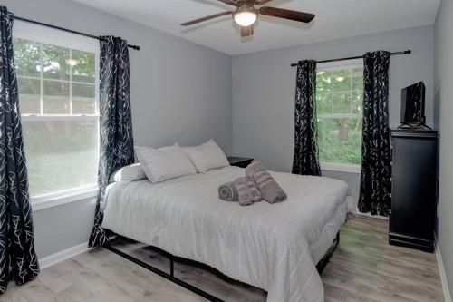 杰斐逊维尔Downtown summer house的一间卧室配有一张床和吊扇