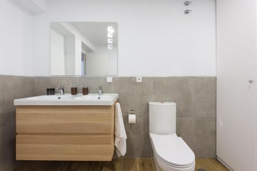 格拉纳达Apartamento Lagloria的浴室配有白色水槽和卫生间。