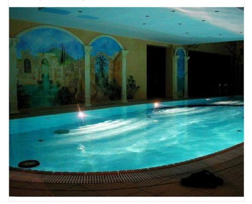 马尔堡Apartament Małgosi的大楼内一个蓝色的大型游泳池