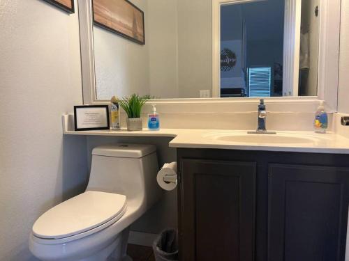 拉斯维加斯Oasis pool house, optional pool heater的浴室配有白色卫生间和盥洗盆。
