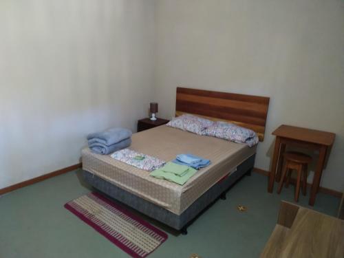 圣特雷莎Pousada do guariba的一间小卧室,配有一张床和一张桌子