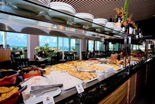 萨尔瓦多萨尔瓦多蒙帕斯库亚尔海滩酒店的包含多种不同食物的自助餐