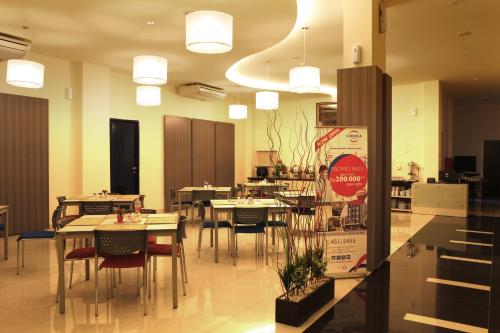 棉兰棉兰考得拉酒店的餐厅内带桌椅的用餐室