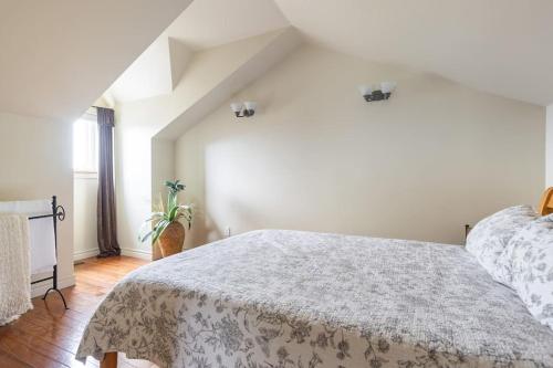 沃恩The Loft! Charming, Private, Cozy, Quiet in Nature的一间白色卧室,卧室内配有一张床