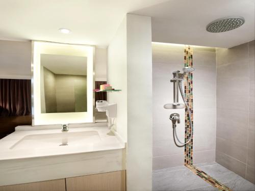 当格浪宜必思风格雅加达机场酒店的一间带水槽和淋浴的浴室