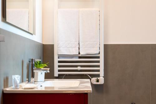 利多迪耶索罗Superior Beach Aparthotel的浴室设有水槽、镜子和毛巾