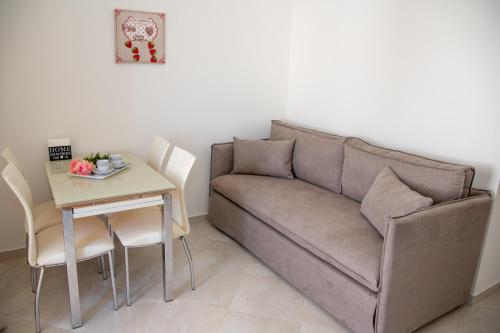 阿吉奥斯普罗科皮奥斯Naxian Place的客厅配有沙发和桌子