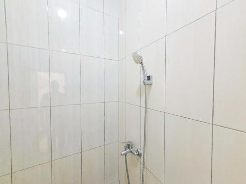 BonorejoGriya Shinta Syariah Solo Mitra RedDoorz的浴室内配有淋浴和头顶淋浴
