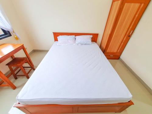 BonorejoGriya Shinta Syariah Solo Mitra RedDoorz的一张床上有两个枕头的房间
