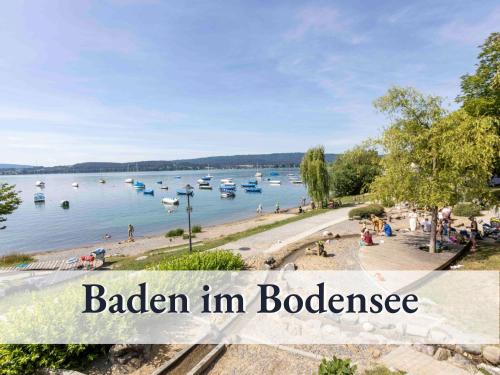 博登斯边的拉多夫采尔Große moderne Ferienwohnung in bester Bodenseelage l 1 Minute zum Bodensee l 3 Zimmer l Vollausgestattete Küche l Sonnenbalkon l WLAN l Willkommen im Apartment Mettnau的海滩上船只的照片拼在一起