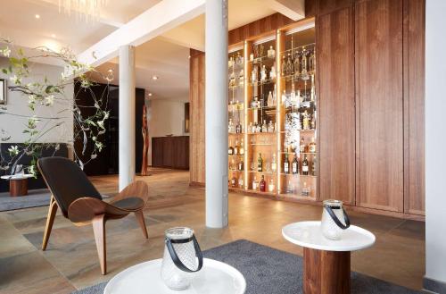 乌尔姆奥特姆贝斯特韦斯特酒店的一间设有两张桌子和一瓶葡萄酒的房间
