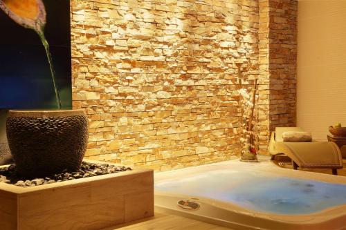 Best Western Premier Le Patio des Artistes Wellness Jacuzzi的一间浴室