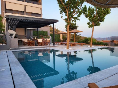 萨罗尼扎''Stergiou Luxury Apartment 2nd Floor'' με κοινη πισινα的房屋前的游泳池