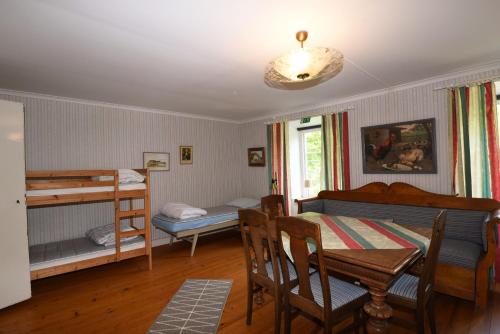 SliteCozy holiday home located on Gotland的一间带桌子和床的房间以及一间用餐室