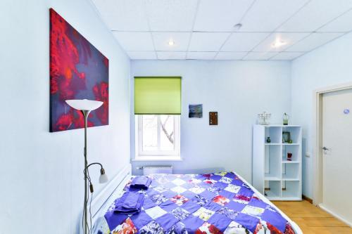 里加中心旅舍的一间卧室配有床,床上装有被子