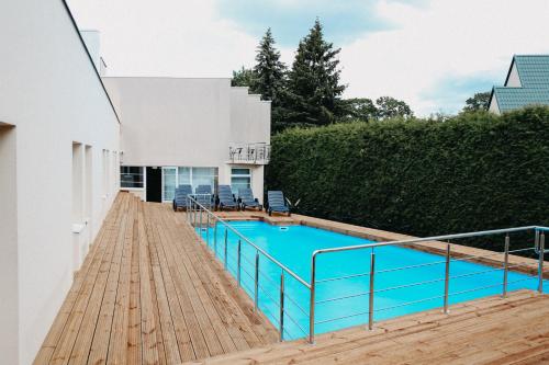 派尔努维斯鲁斯公寓的木甲板上设有游泳池的房子
