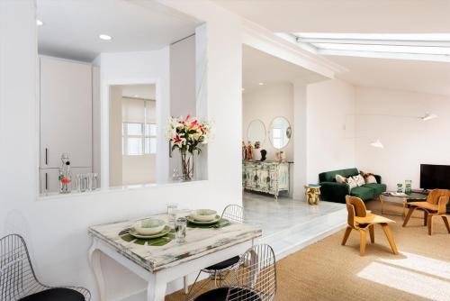 塞维利亚MonKeys Apartments Luxury Penthouse Cathedral & Terrace的白色的客厅配有桌椅