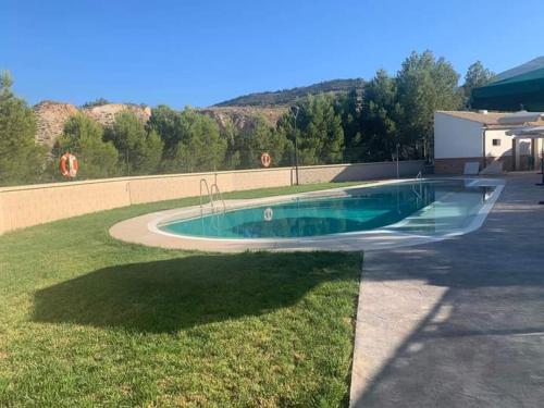 HinojaresCasa De Juanita Vivienda Rural的庭院中间的游泳池