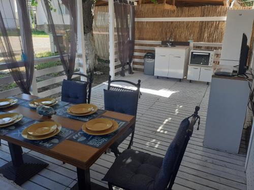 索佐波尔Camping Goldfish的甲板上的桌椅和厨房