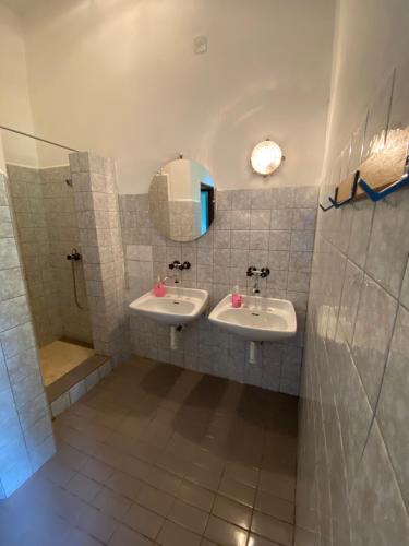 斯特拉兹内Chata Botas的浴室设有2个水槽、镜子和淋浴。