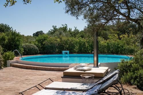塔维拉Altanure - Casa Terra Ecological Boutique Hotel的游泳池旁设有躺椅