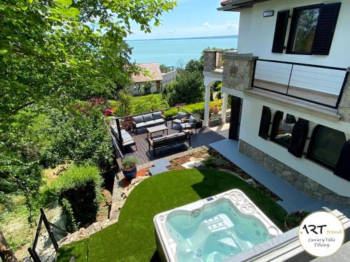 蒂豪尼ARTtrend Luxury Villa的享有带游泳池的房屋的空中景致
