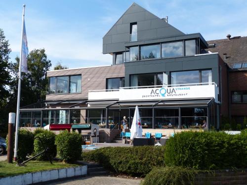 施特兰德ACQUA斯特昂德餐厅及游艇酒店的前面有旗帜的建筑