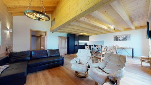 PrarionChalet des Alpes NATURE & MOUNTAIN by Alpvision Résidences的客厅配有沙发和两把椅子