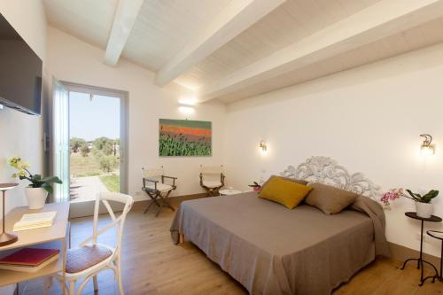 奥尔贝泰洛Casale Oliveta的一间卧室配有一张床、一张书桌和一个窗户。