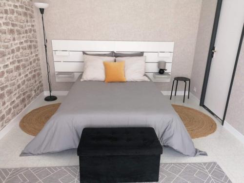 第戎Appartement centre ville avec parking privatif的一间卧室配有一张带橙色枕头的大床
