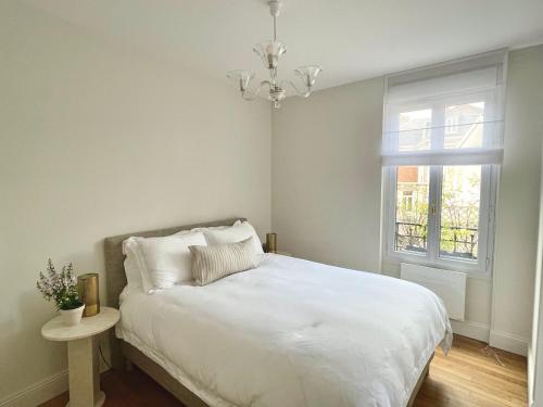 埃佩尔奈Petit Vert Epernay的卧室配有白色的床和窗户。
