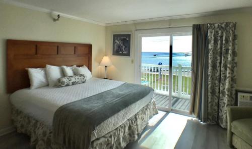 约克Sunrise Motel的一间卧室设有一张床和一个海景阳台