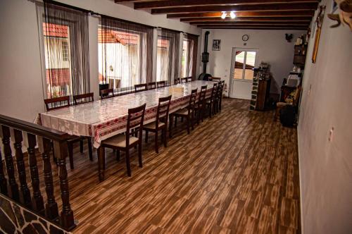 JinaCasa Iancu的一间带长桌和椅子的用餐室