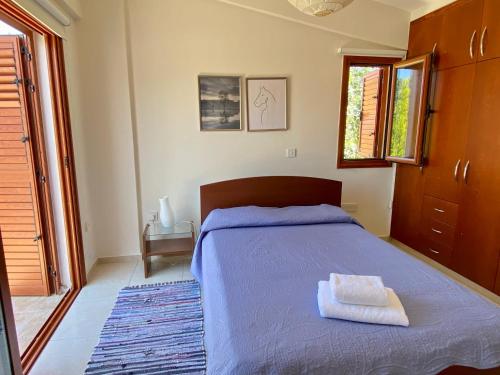 Demelida Villa in Tsada, Paphos客房内的一张或多张床位